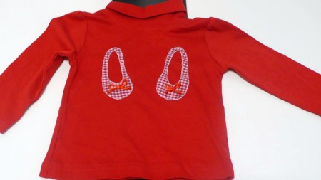 camiseta roja de cuello alto de niña